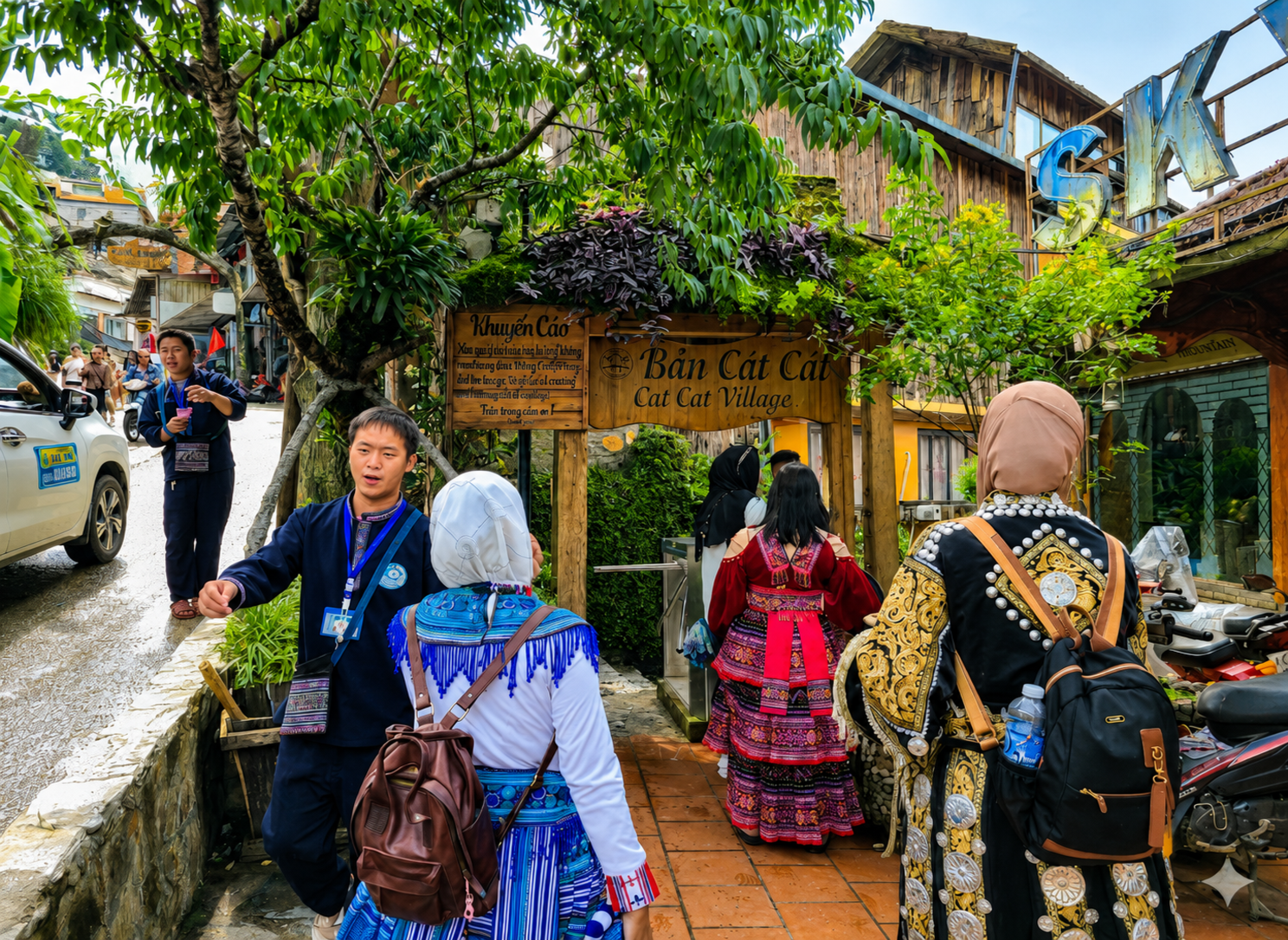 08:00 - 호텔 조식 후 가이드 미팅 호텔 조식 후 Cát Cát Village 이동